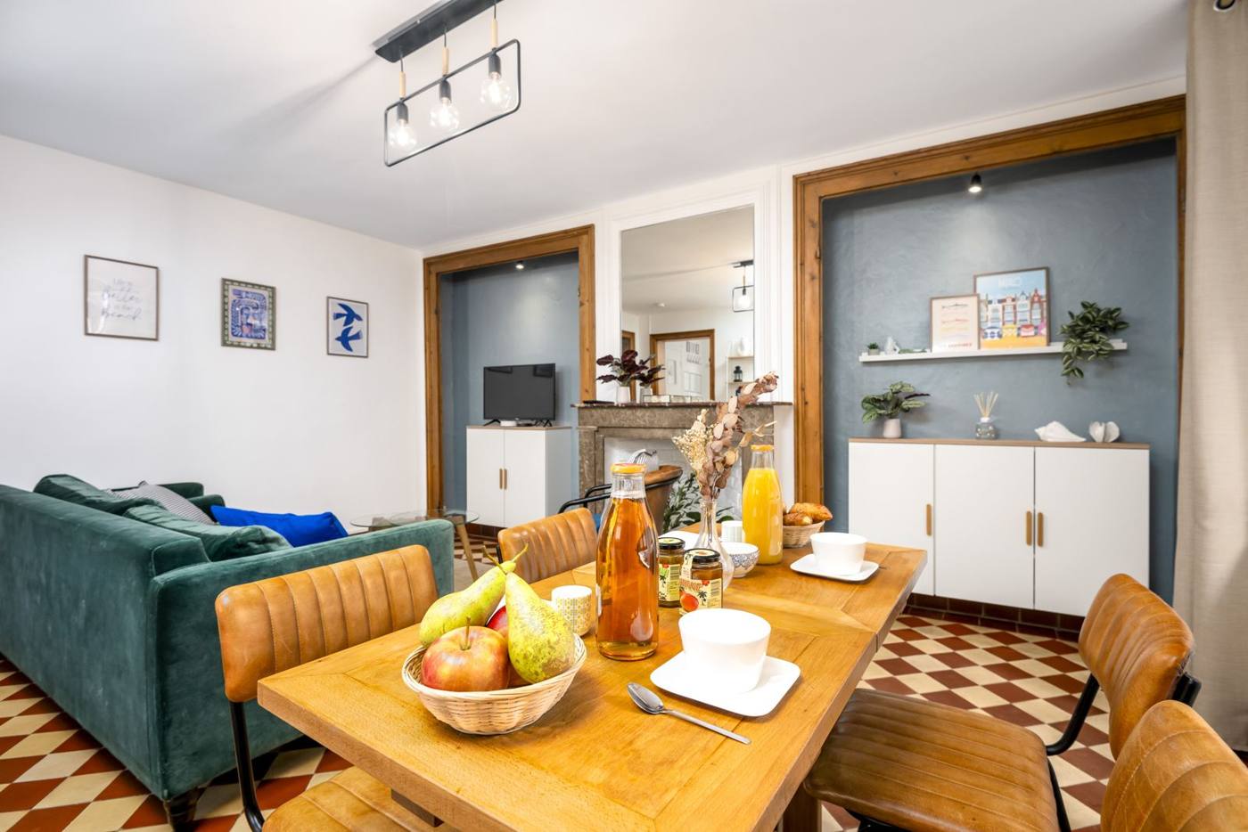 Séjour lumineux d'un appartement à Malo-les-Bains, table dressée pour le petit-déjeuner